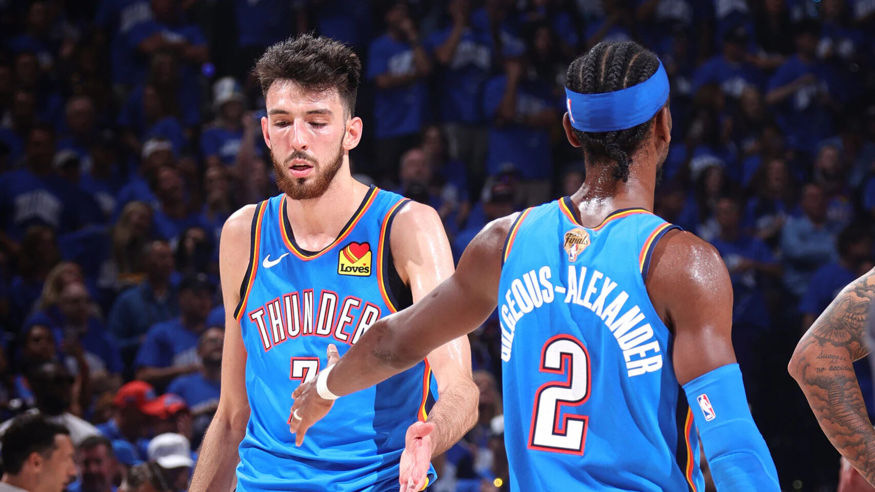 TI15决赛Gabe Newell惊喜现身，Valve创始人亲自为冠军队伍颁发不朽盾